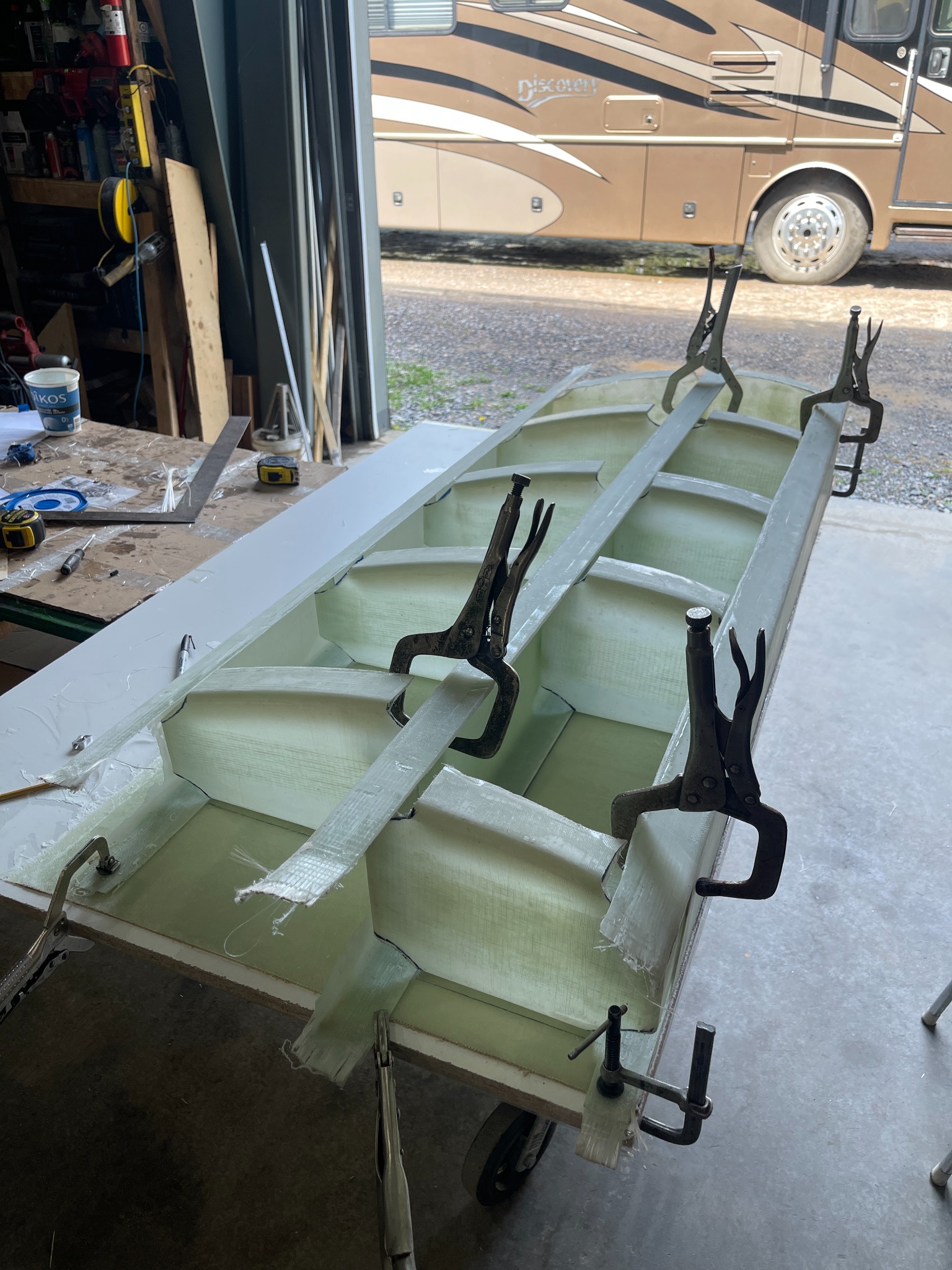 Composite tank shell with ribs and spars clamped during assembly