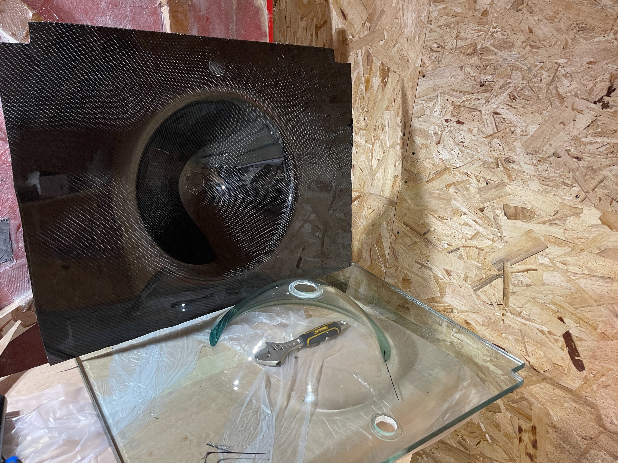 Carbon-fibre sink and its clear forming tool
